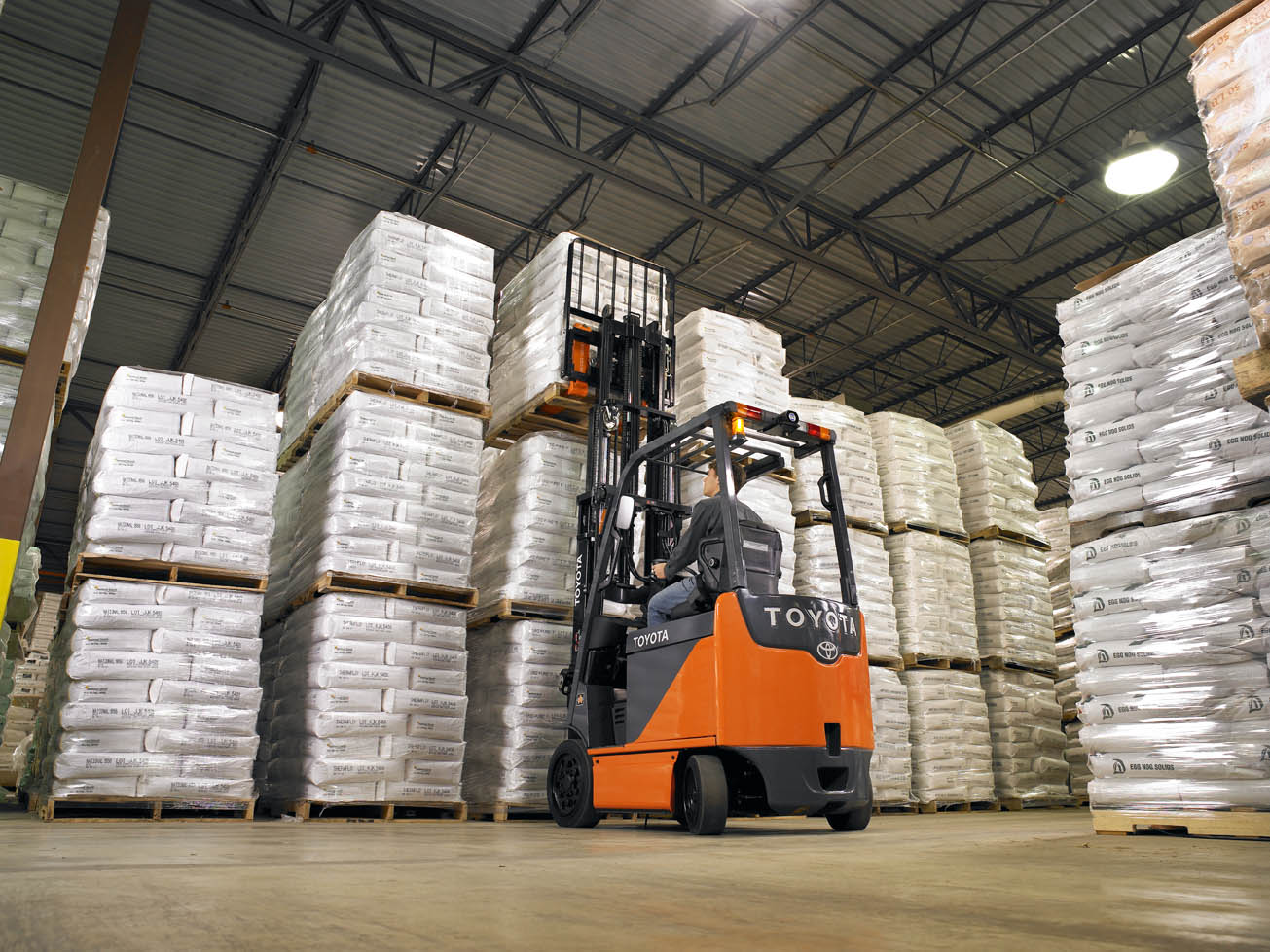 How a Forklift Can Improve Efficiency in Your Warehouse Operations